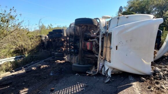 Vuelca tráiler con material de mina sobre la Pericos-Badiraguato, en Sinaloa; estará cerrada hasta el miércoles 18 de febrero