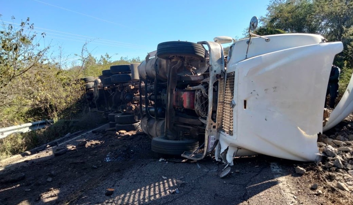 Volcadura de tráiler en la carretera Pericos-Badiraguato