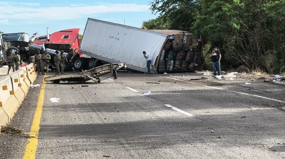Vuelca tráiler en La Costera y paraliza la circulación a la altura del municipio de Angostura, Sinaloa