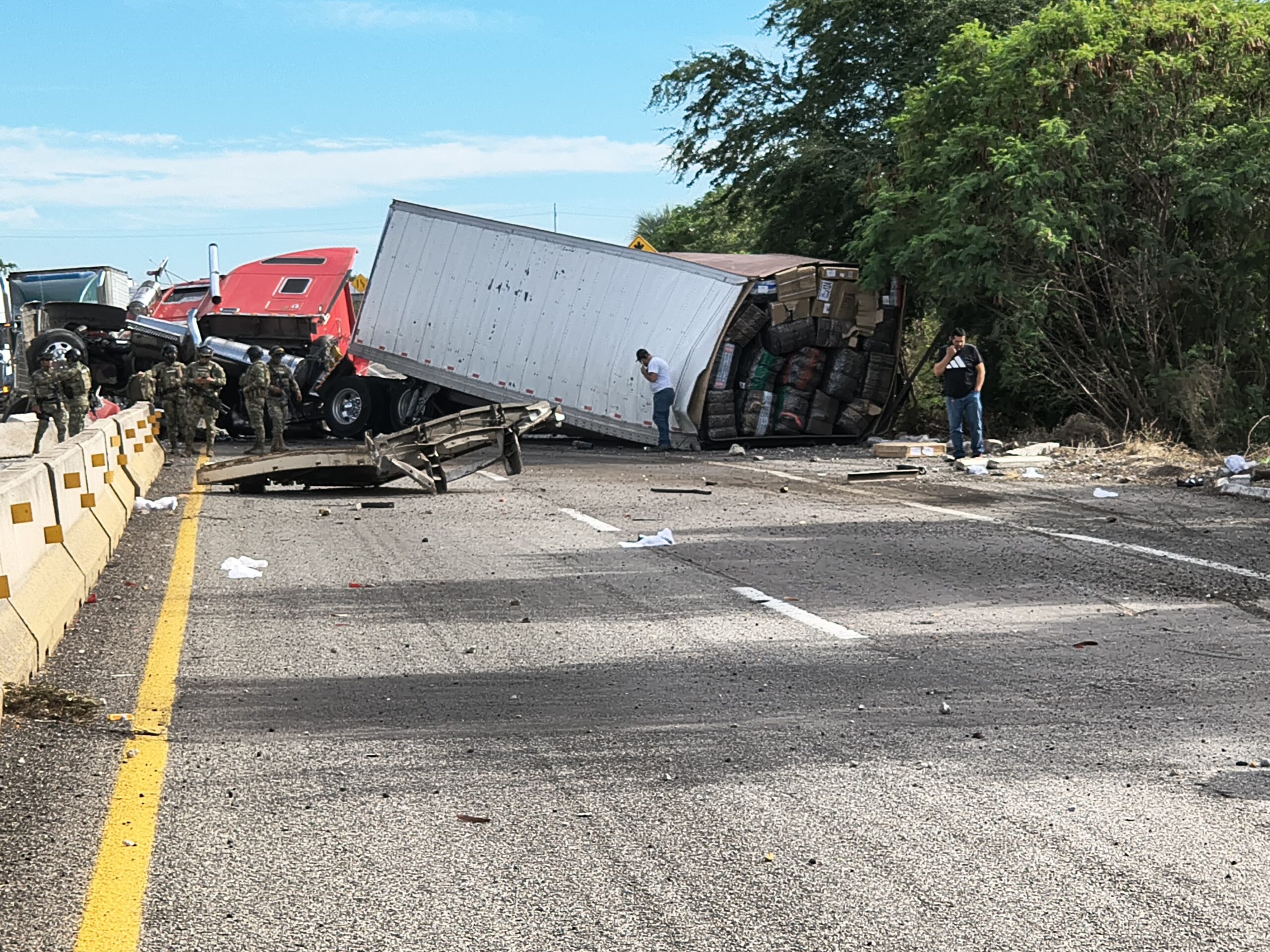 Tráiler volcado en La Costera, a la altura de Angostura, Sinaloa