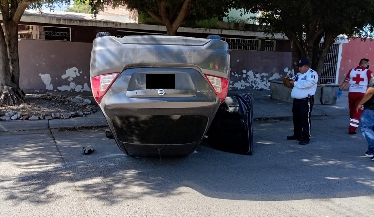 Choque con volcadura deja dos lesionados en Los Mochis