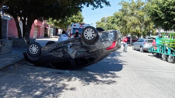 Dos lesionados deja volcadura en la colonia Insurgentes de Los Mochis, Sinaloa