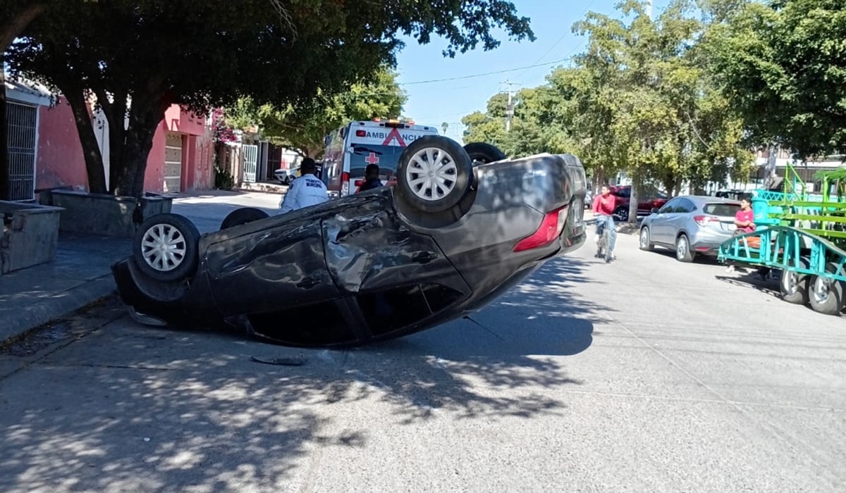 Choque con volcadura deja dos lesionados en Los Mochis