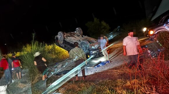 Conductor de camioneta queda volcado en el ejido 18 de Marzo de Ahome, Sinaloa