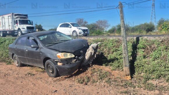 Conductor se estrella contra un poste tras accidente en el Libramiento Oriente de Ahome, Sinaloa