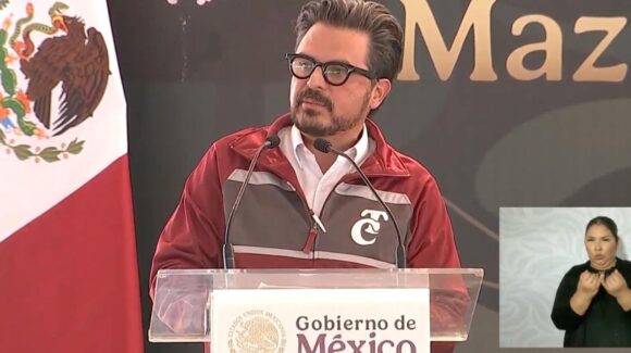 “TC significa cuarta transformación”: director general del IMSS, presume chamarra de Tomateros en evento en Culiacán