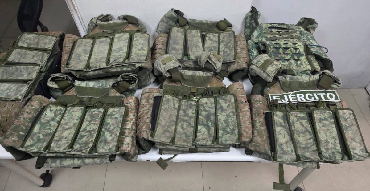 Aseguran taller ilegal de uniformes y equipo táctico del ejército en Ecatepec