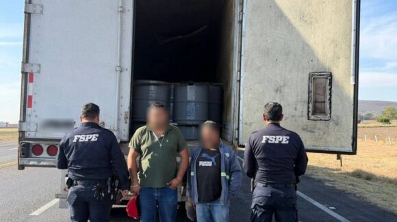 Aseguran tráiler con 17 mil 800 litros de precursores químicos en Salamanca, Guanajuato