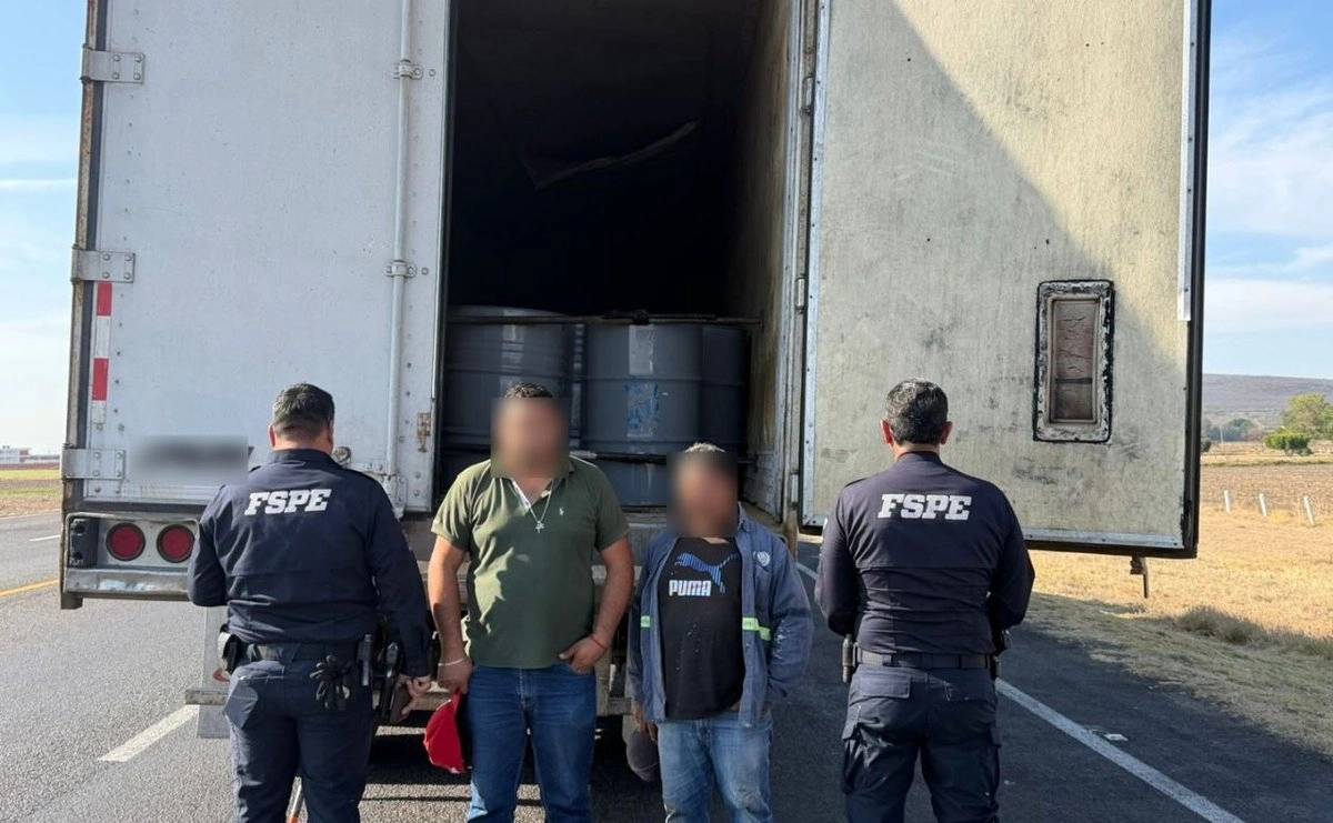 Aseguran tráiler con 17 mil 800 litros de precursores químicos en Salamanca