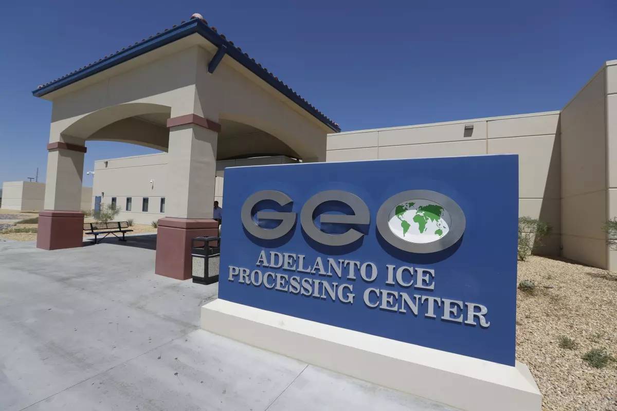 Centro de Procesamiento de ICE en Adelanto