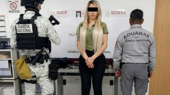 Detienen a ‘Güerita Bélica’ en Tijuana, mientras intentaba cruzar a EU con armas y equipo táctico