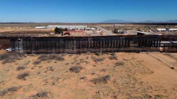 EE. UU. construye muro negro en frontera con México para dificultar paso de migrantes