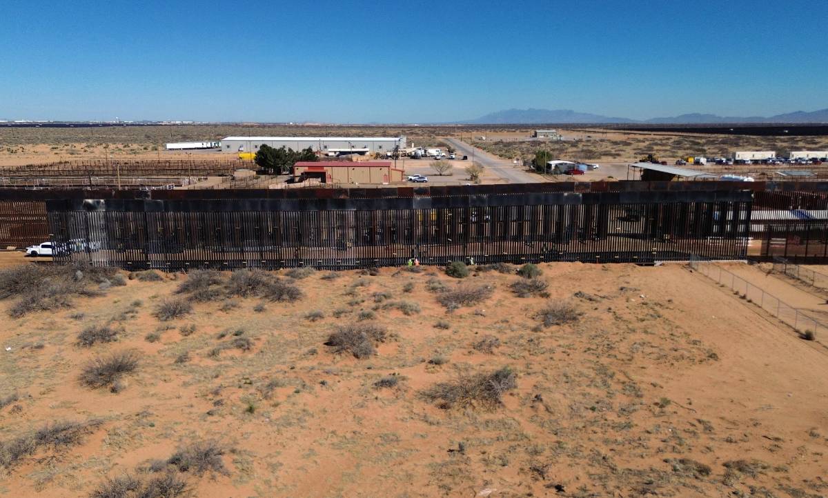 EE. UU. construye muro negro en frontera con México para dificultar paso de migrantes