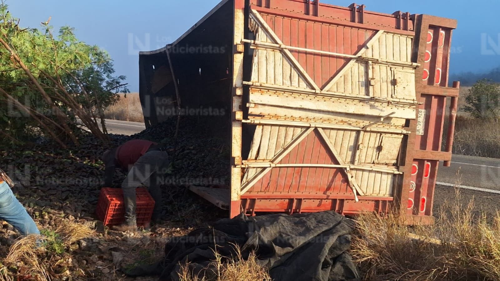 El camión quedó sobre su costado izquierdo, perdiendo toda la carga