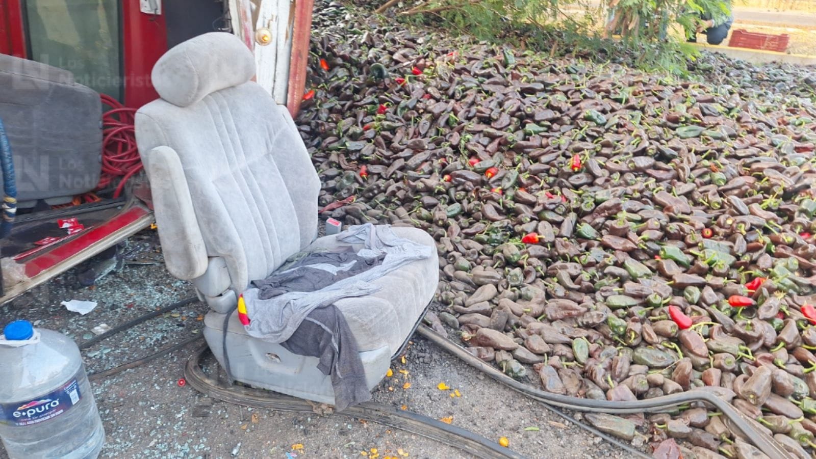 El camión quedó sobre su costado izquierdo, perdiendo toda la carga