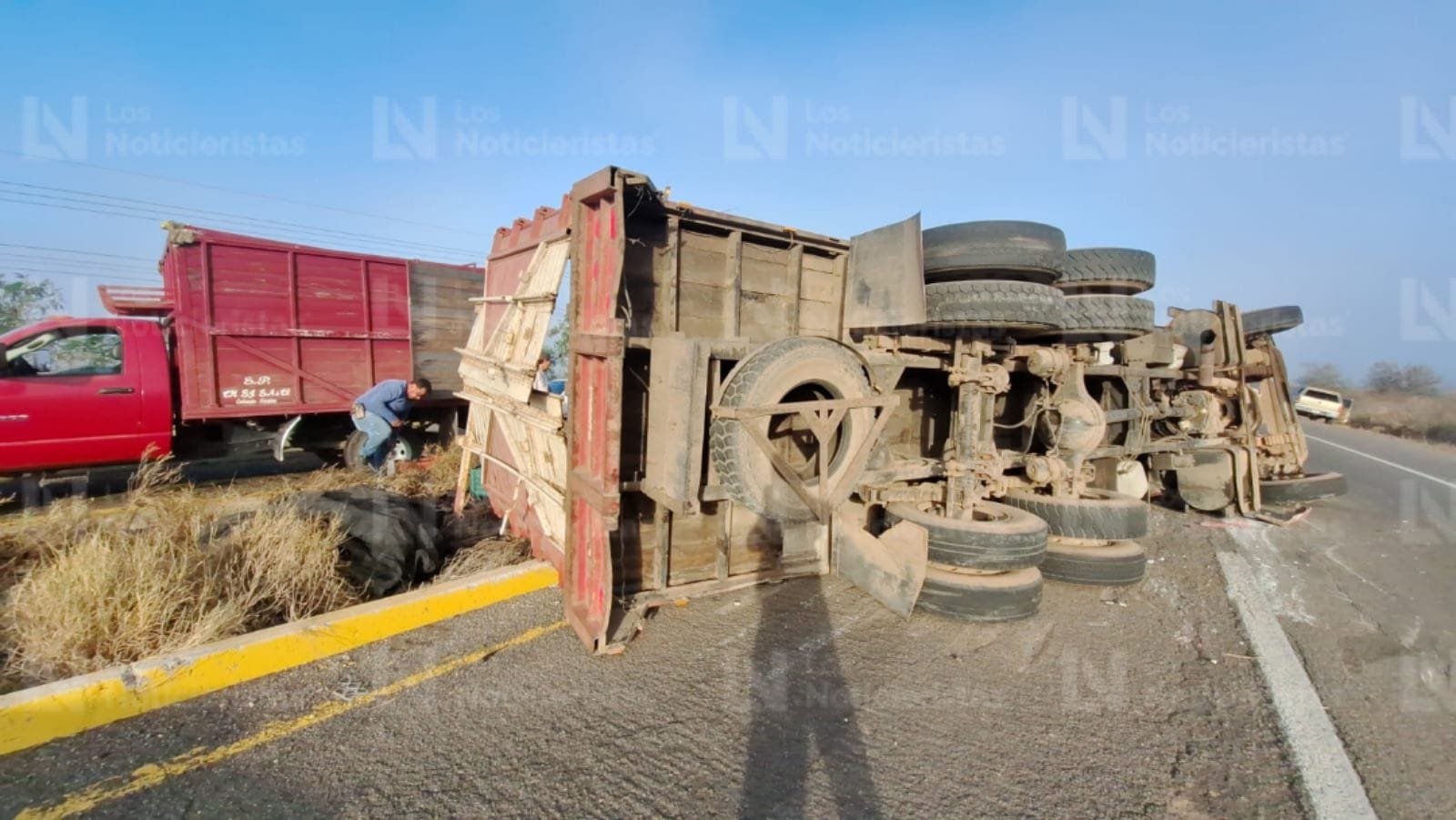 El camión quedó sobre su costado izquierdo, perdiendo toda la carga