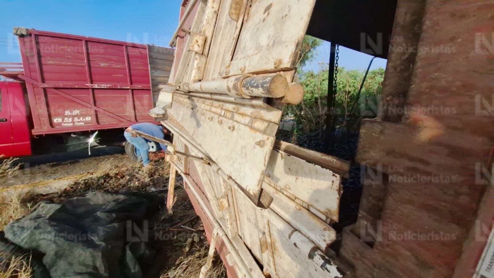 El camión quedó sobre su costado izquierdo, perdiendo toda la carga