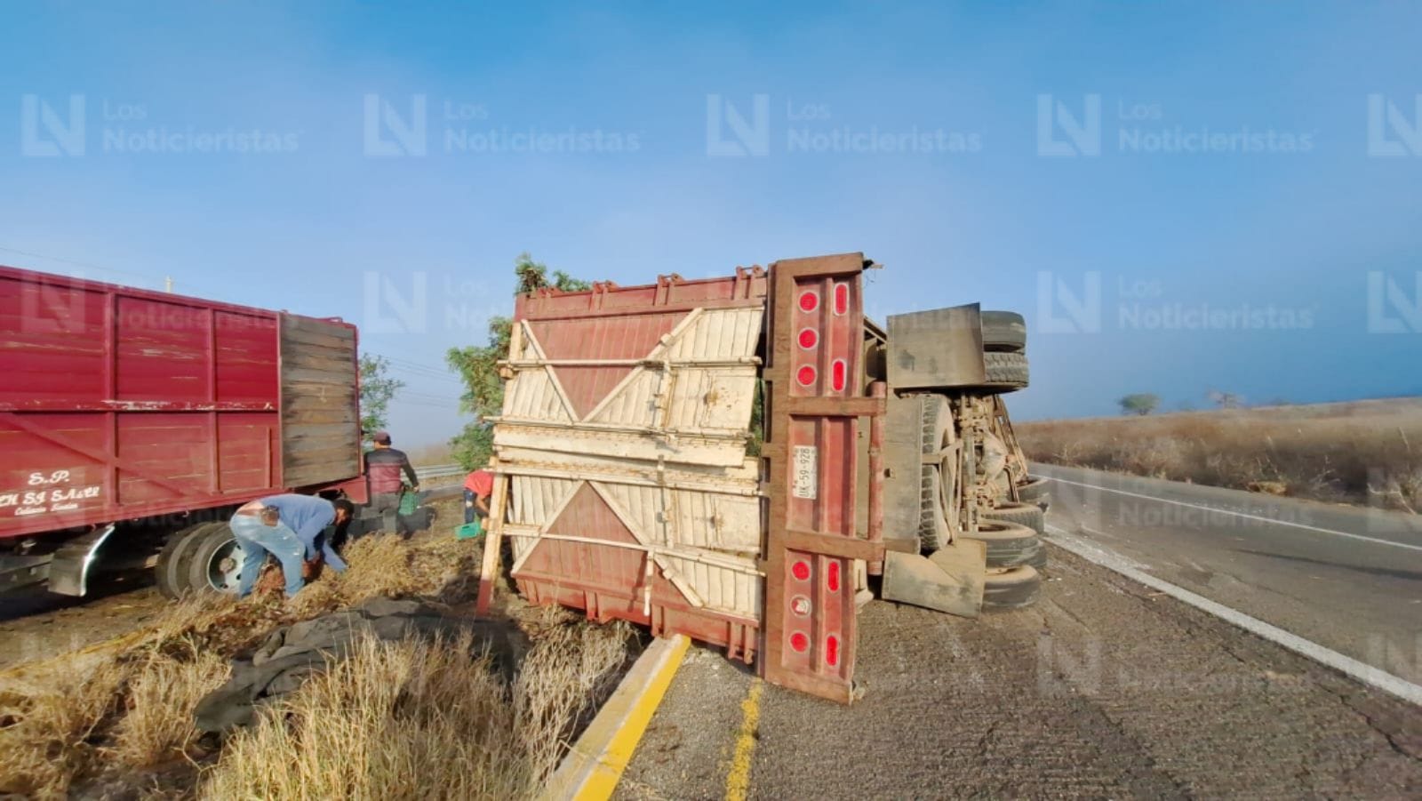 El camión quedó sobre su costado izquierdo, perdiendo toda la carga