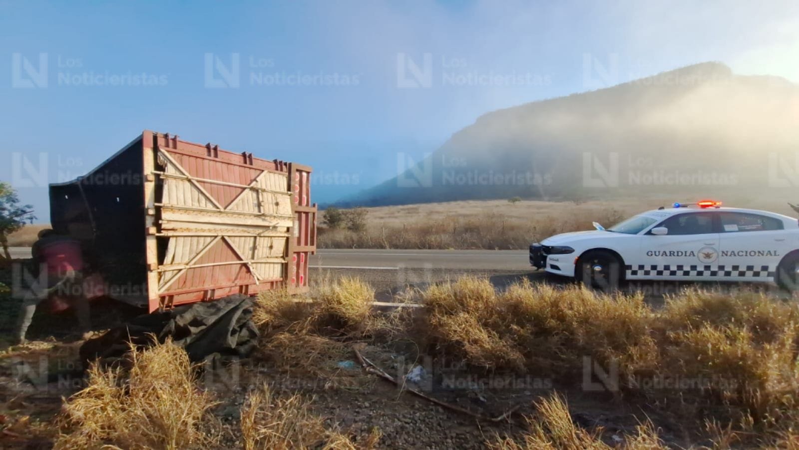 El camión quedó sobre su costado izquierdo, perdiendo toda la carga