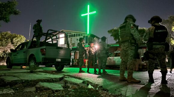 ‘Embolsado’ y con mensaje localizan un cadáver frente a la capilla de Malverde en Culiacán