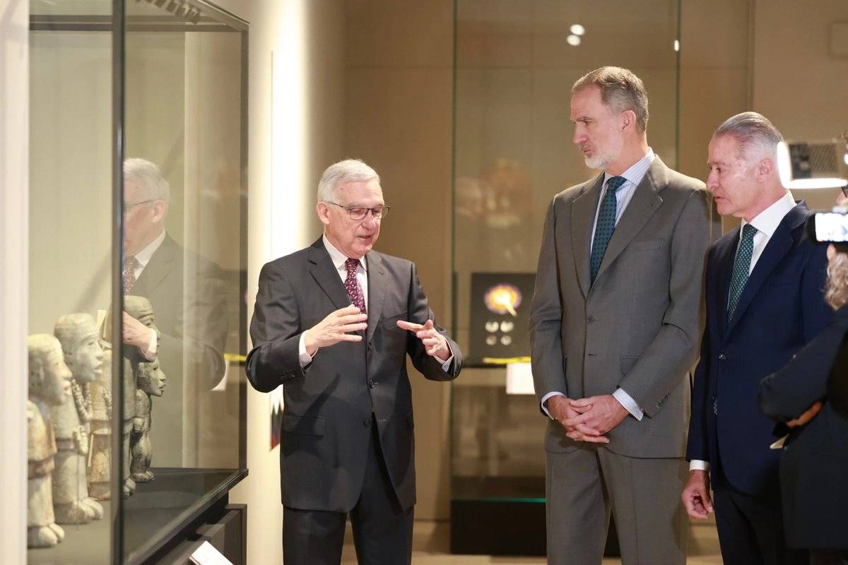 El rey Felipe VI de España durante su visita a la exposición “La Mujer en el México indígena”, acompañado por el embajador de México en España, Quirino Ordaz Coppel