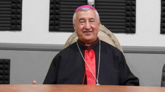 Detienen a obispo de San Diego por malversación; lo vinculan con visitas a burdel en Tijuana