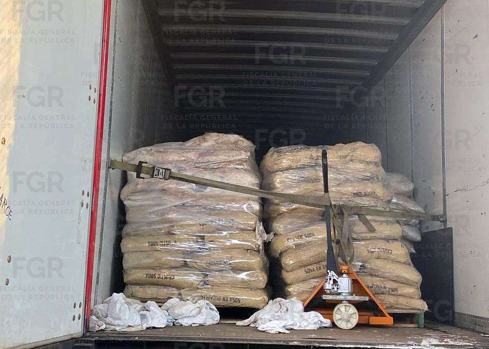 FGR informó de la destrucción de más de 230 toneladas de químicos y 504 mil pastillas de fentanilo en operativos realizados en Michoacán y Sinaloa.