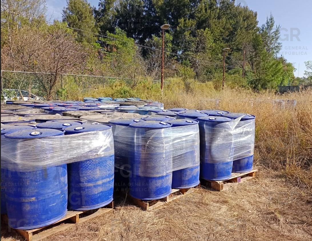 FGR informó de la destrucción de más de 230 toneladas de químicos y 504 mil pastillas de fentanilo en operativos realizados en Michoacán y Sinaloa.