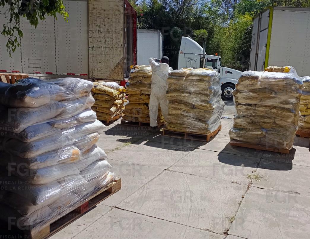 FGR informó de la destrucción de más de 230 toneladas de químicos y 504 mil pastillas de fentanilo en operativos realizados en Michoacán y Sinaloa.