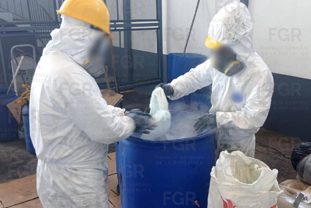 FGR informó de la destrucción de más de 230 toneladas de químicos y 504 mil pastillas de fentanilo en operativos realizados en Michoacán y Sinaloa.