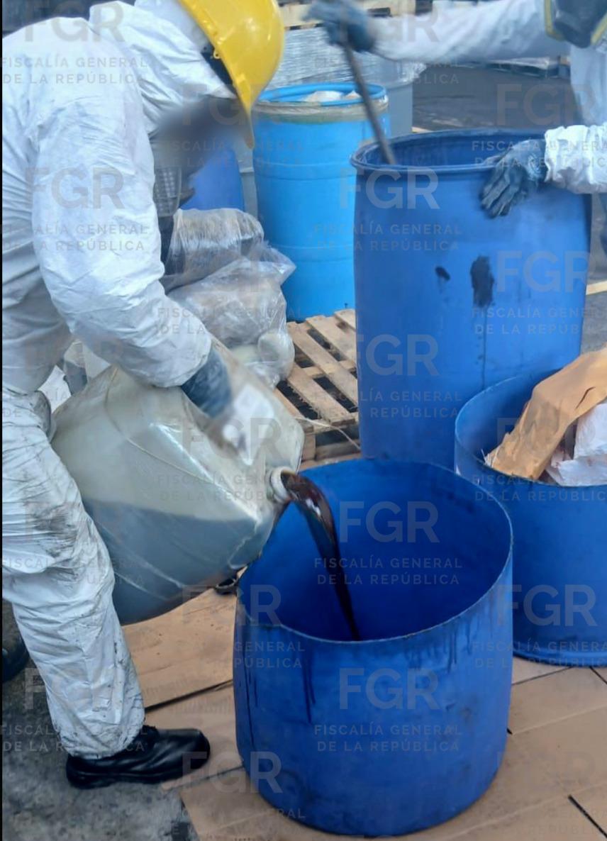 FGR informó de la destrucción de más de 230 toneladas de químicos y 504 mil pastillas de fentanilo en operativos realizados en Michoacán y Sinaloa.
