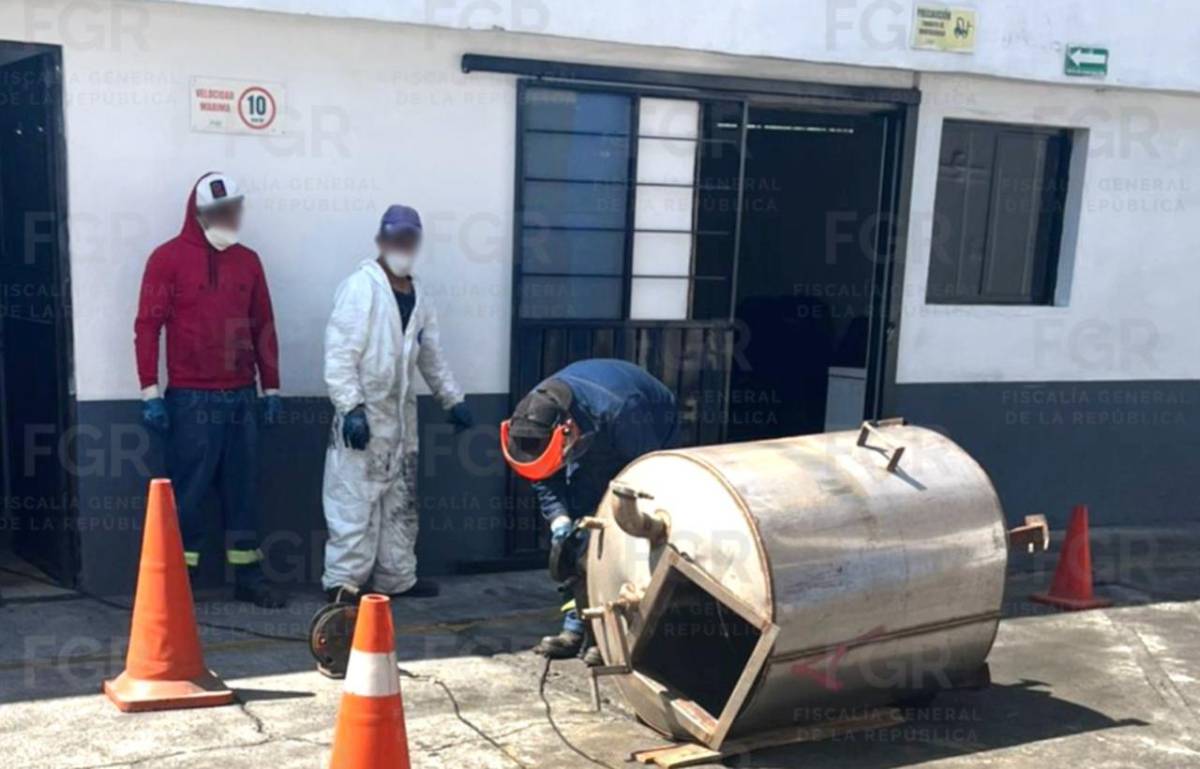 FGR informó de la destrucción de más de 230 toneladas de químicos y 504 mil pastillas de fentanilo en operativos realizados en Michoacán y Sinaloa.