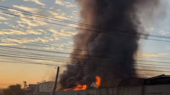 Vídeo: ¡Se veía hasta Guadalajara! Fuerte incendio envuelve fabrica en Tlaquepaque y activa alerta atmosférica