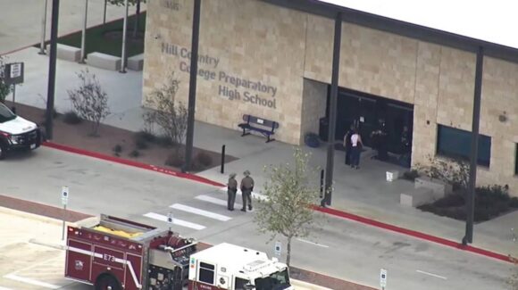 Estudiante dispara a maestra y se suicida en escuela de Texas