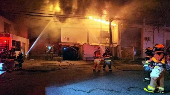 Vídeo: ¡Fuego! Incendio arrasa empresa cafetalera y varias bodegas en Monterrey