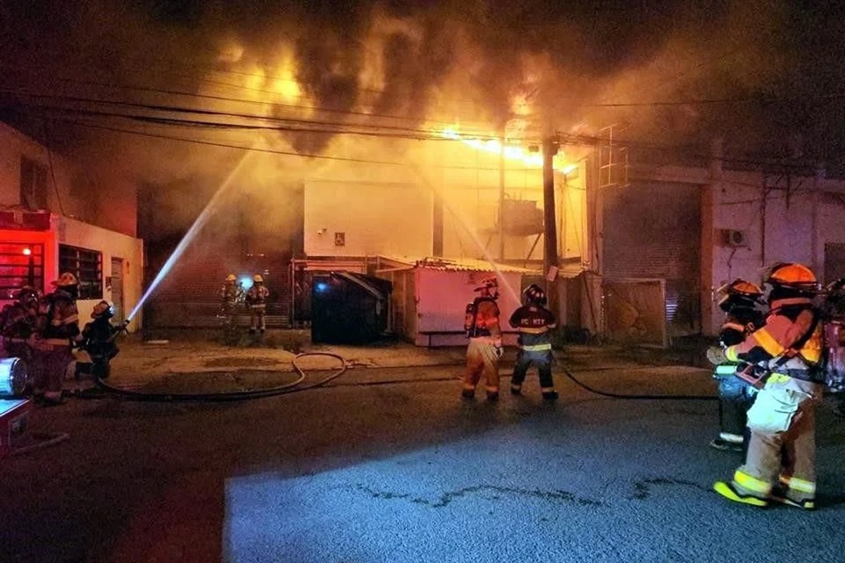 Incendio envuelve empresa cafetalera en Monterrey