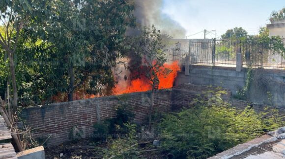 Mujer resulta con quemaduras tras incendiarse su domicilio en la colonia López Mateos de Los Mochis, Sinaloa