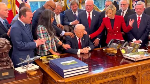 “Pedimos tu gracia y protección sobre él”: Líderes evangélicos visitan la Casa Blanca y rezan por Trump: Vídeo