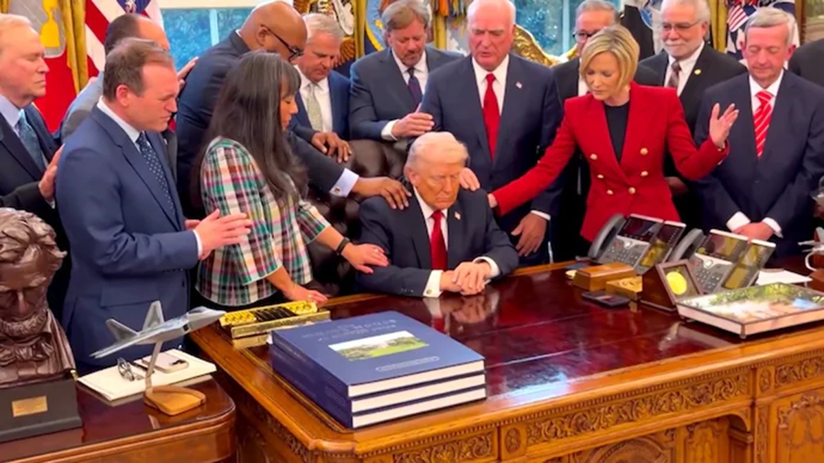 Líderes evangélicos visitan la Casa Blanca para orar por Trump