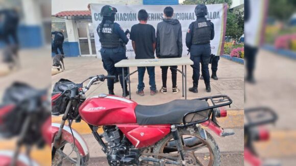 ¡Iban cargados! Detienen a dos jóvenes en una motocicleta con droga y dinero en efectivo, en Navolato, Sinaloa