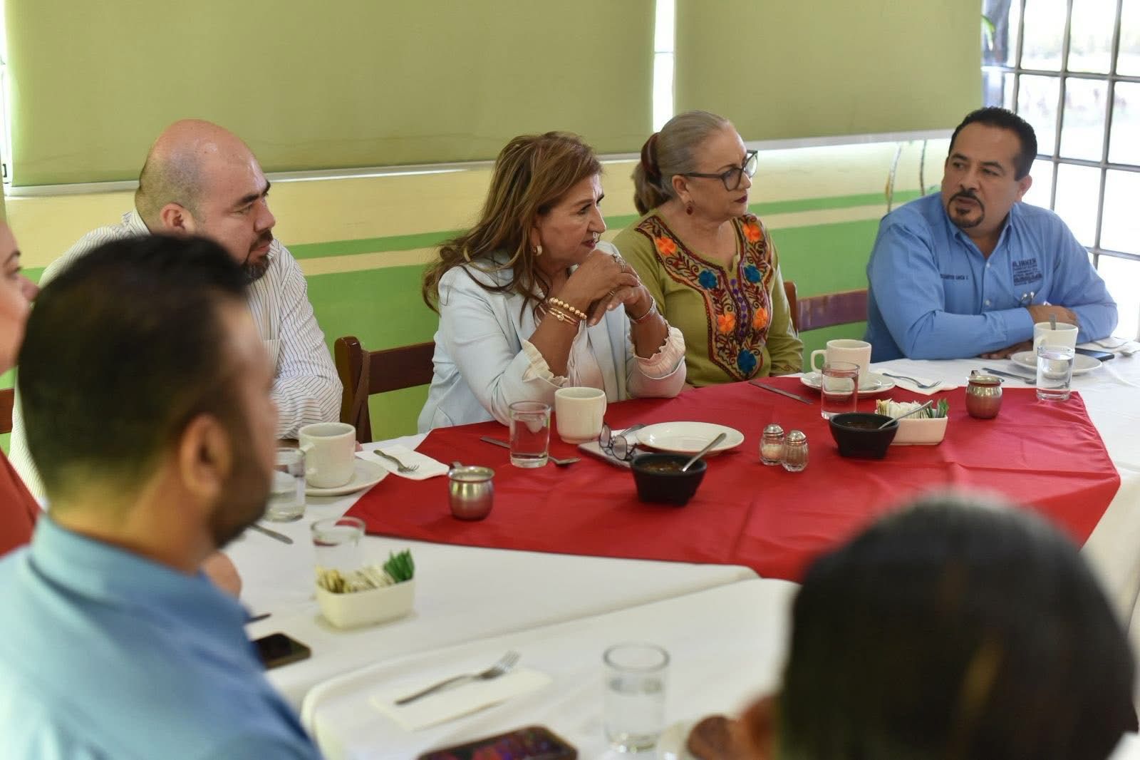 María Teresa Guerra Ochoa escuchó la situación de los transportistas