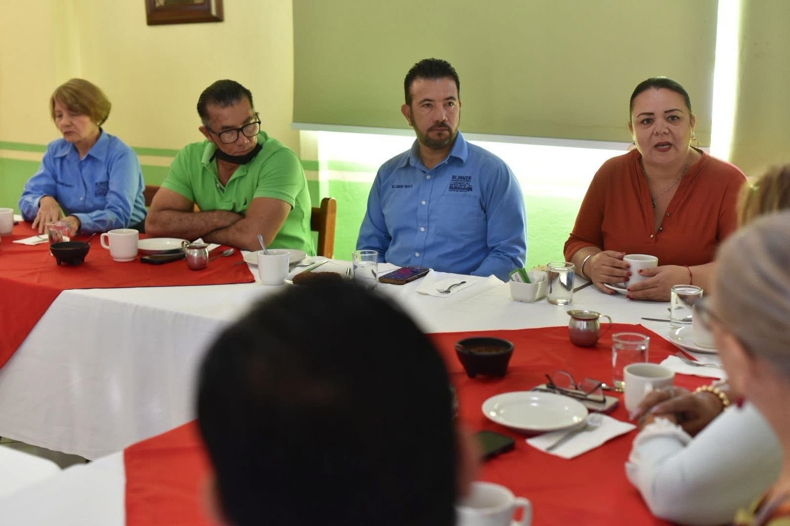 María Teresa Guerra Ochoa escuchó la situación de los transportistas