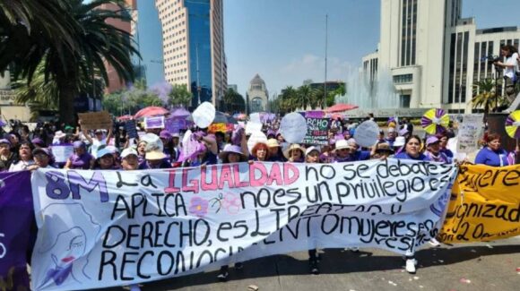 Miles de mujeres marchan en México contra la violencia en el Día Internacional de la Mujer