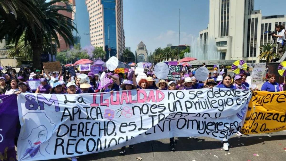 Miles de mujeres marchan en México contra la violencia en el Día Internacional de la Mujer