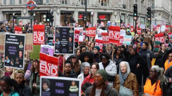 Miles de mujeres marchan en Reino Unido contra la misoginia en el Día Internacional de la Mujer