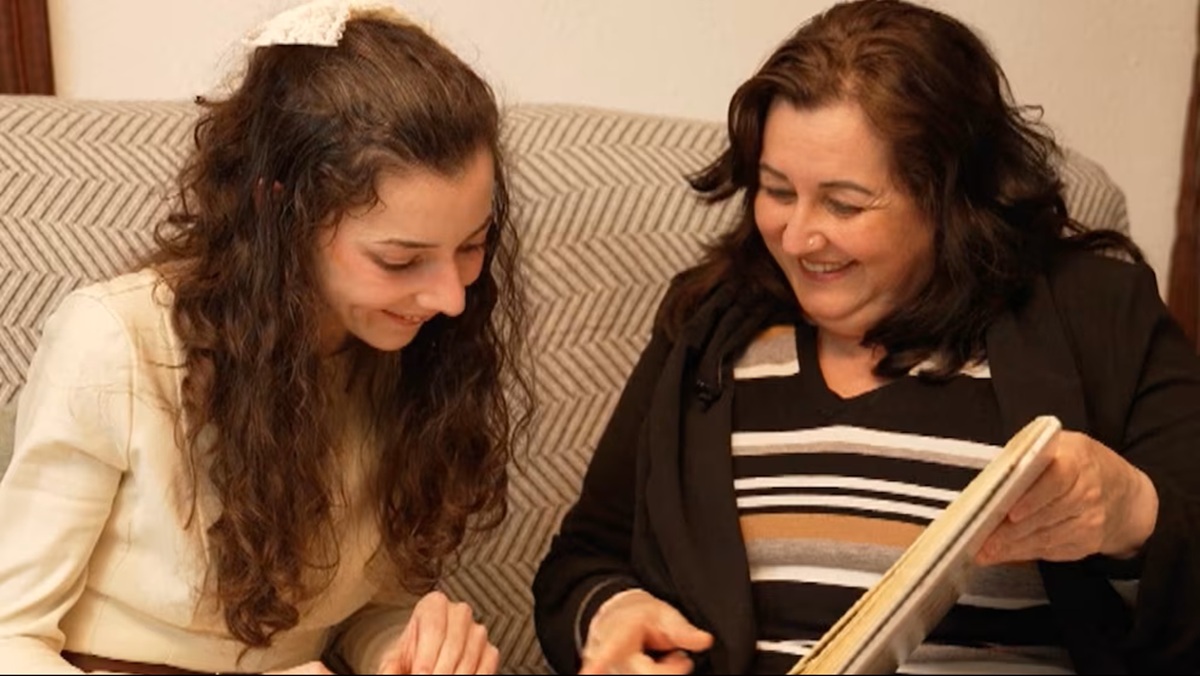 Noelia Castillo viendo un álbum de fotos junto a su madre Yolanda Ramos
