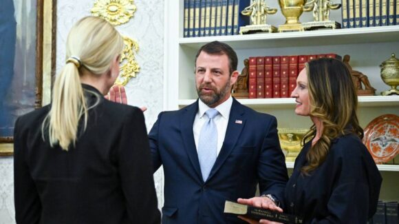 Markwayne Mullin jura como nuevo secretario de Seguridad Nacional de EE.UU.