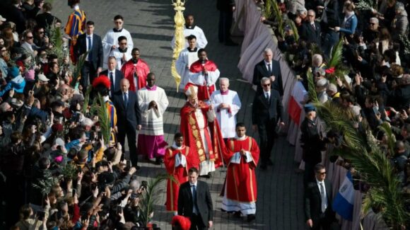 Papa León XIV pide deponer las armas en su primer Domingo de Ramos