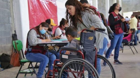 Gobierno federal destina más de 37 mil millones a becas para personas con discapacidad