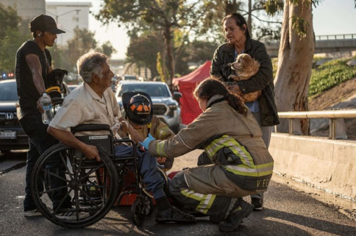 Personas en situación de calle rescatan a pareja de abuelitos en Tijuana 2